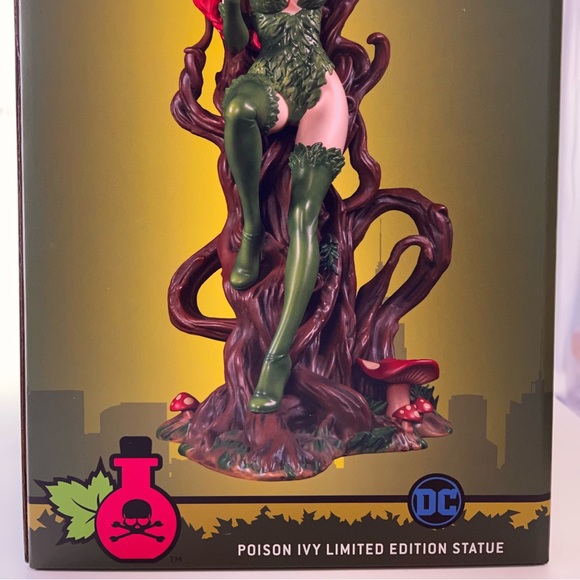 12” Poison Ivy Statue by IKON LE 200 SOLD OUT - Picture 12 of 15
